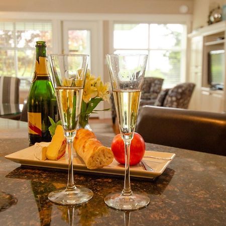 Crown Mansion Boutique Hotel & Villas Qualicum Beach Exterior photo