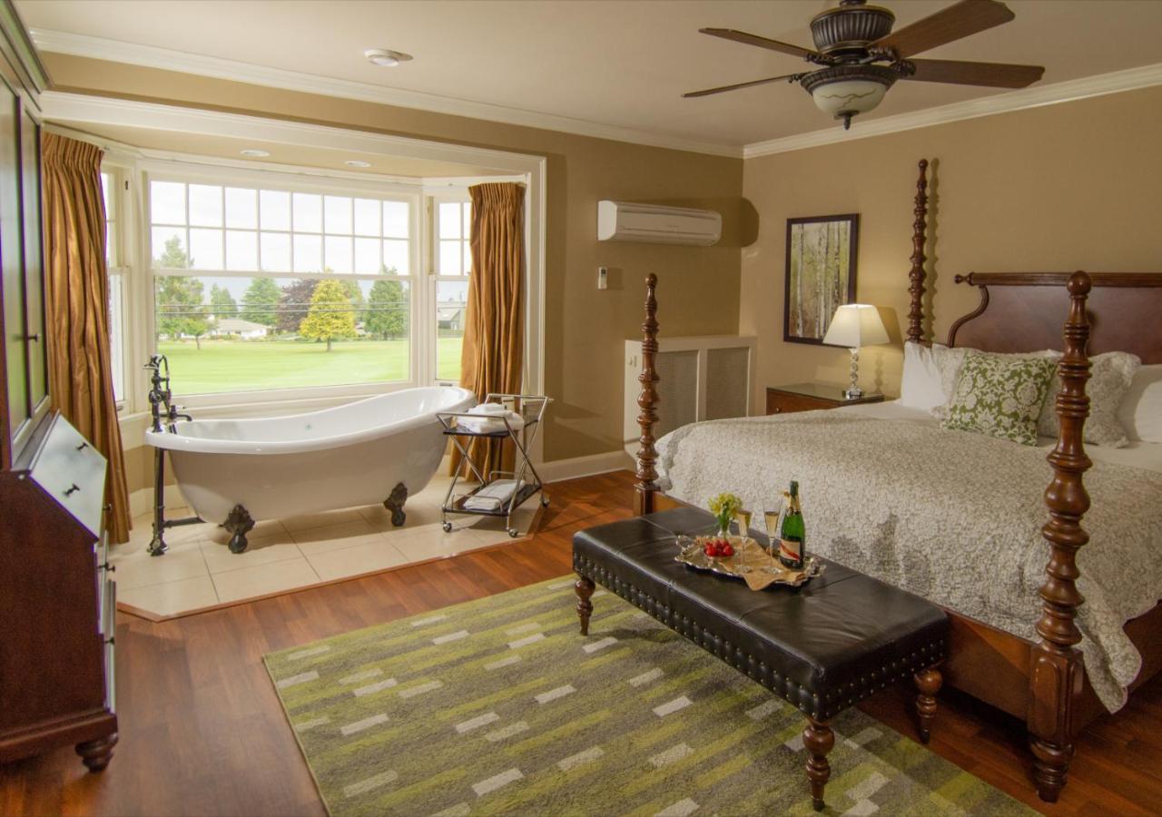 Crown Mansion Boutique Hotel & Villas Qualicum Beach Exterior photo