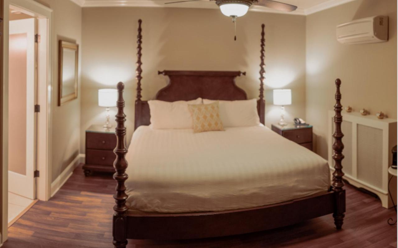 Crown Mansion Boutique Hotel & Villas Qualicum Beach Exterior photo