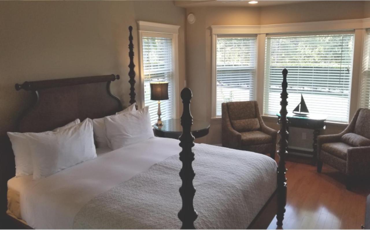 Crown Mansion Boutique Hotel & Villas Qualicum Beach Exterior photo