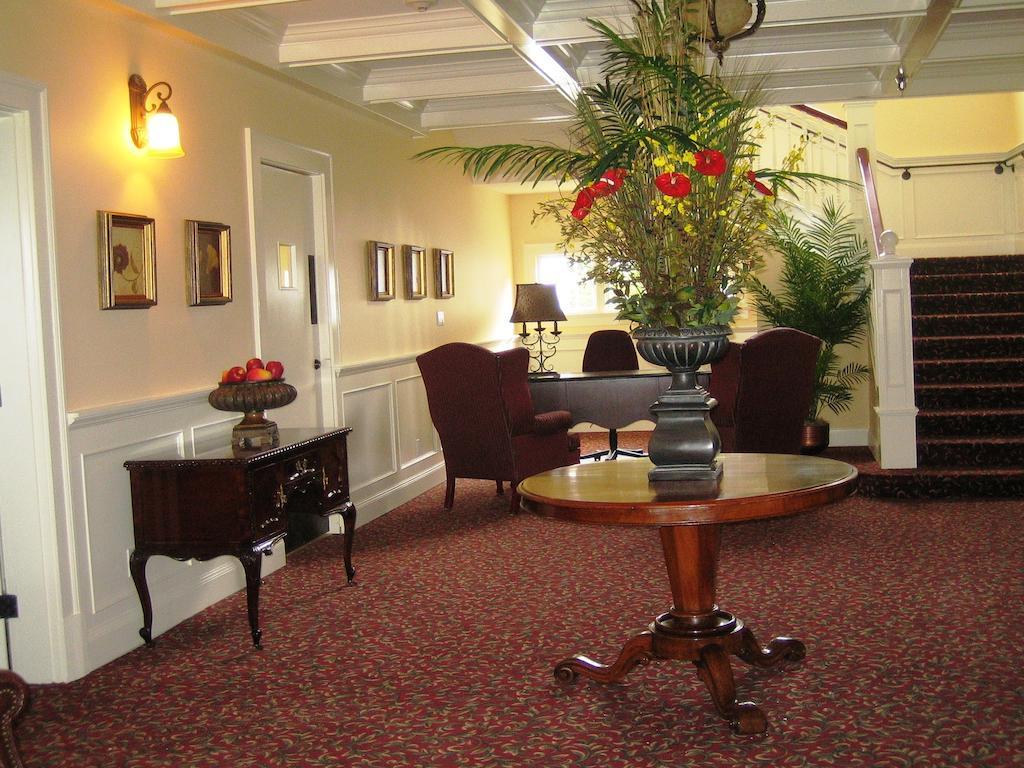 Crown Mansion Boutique Hotel & Villas Qualicum Beach Exterior photo
