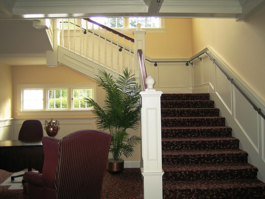 Crown Mansion Boutique Hotel & Villas Qualicum Beach Exterior photo