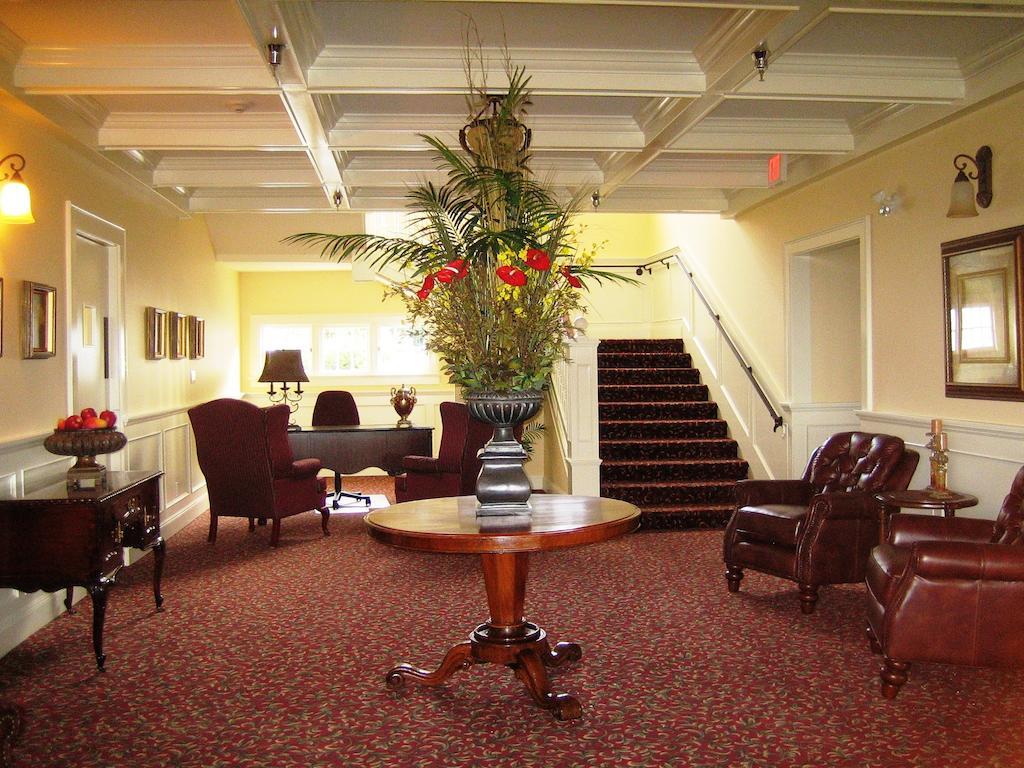 Crown Mansion Boutique Hotel & Villas Qualicum Beach Exterior photo