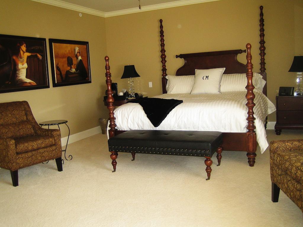 Crown Mansion Boutique Hotel & Villas Qualicum Beach Exterior photo