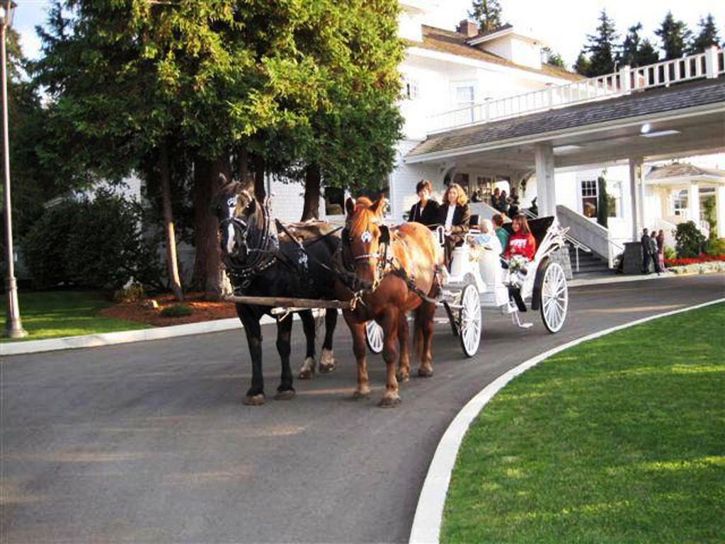 Crown Mansion Boutique Hotel & Villas Qualicum Beach Exterior photo
