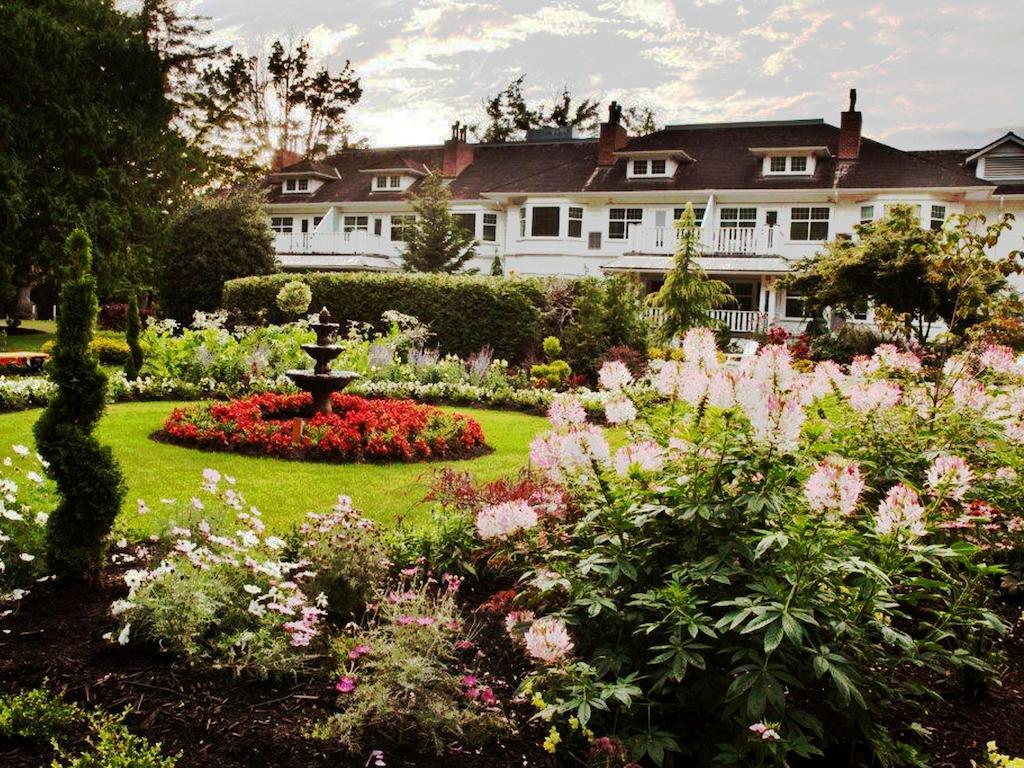 Crown Mansion Boutique Hotel & Villas Qualicum Beach Exterior photo
