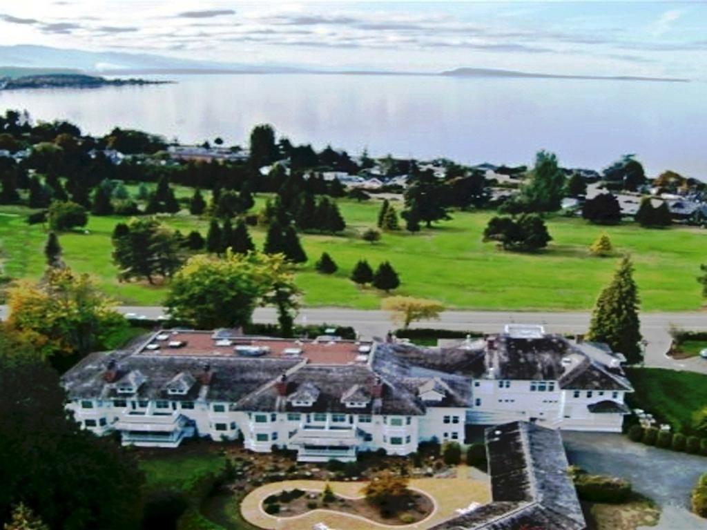 Crown Mansion Boutique Hotel & Villas Qualicum Beach Exterior photo