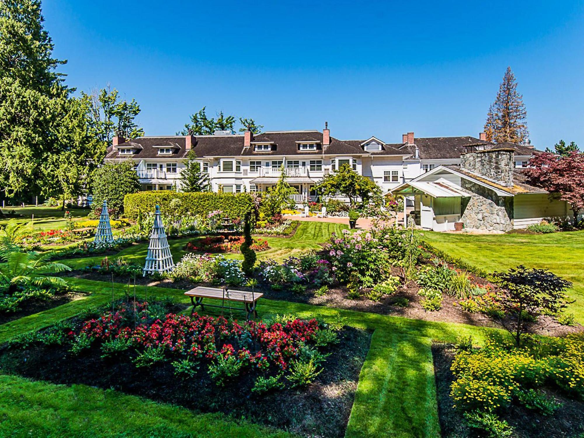Crown Mansion Boutique Hotel & Villas Qualicum Beach Exterior photo