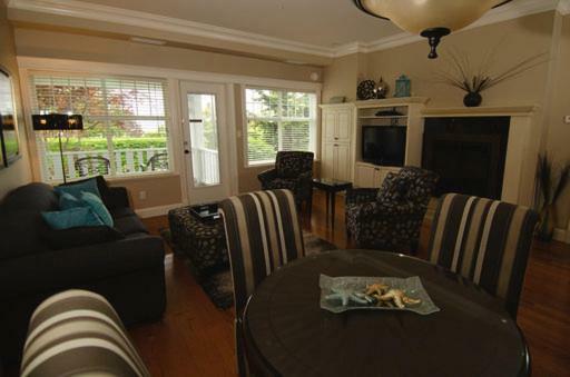 Crown Mansion Boutique Hotel & Villas Qualicum Beach Exterior photo
