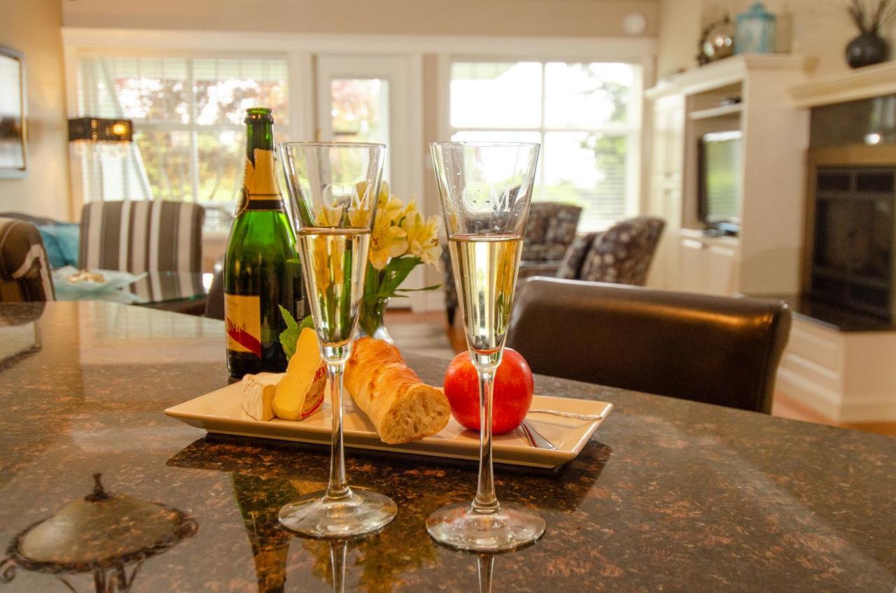 Crown Mansion Boutique Hotel & Villas Qualicum Beach Exterior photo