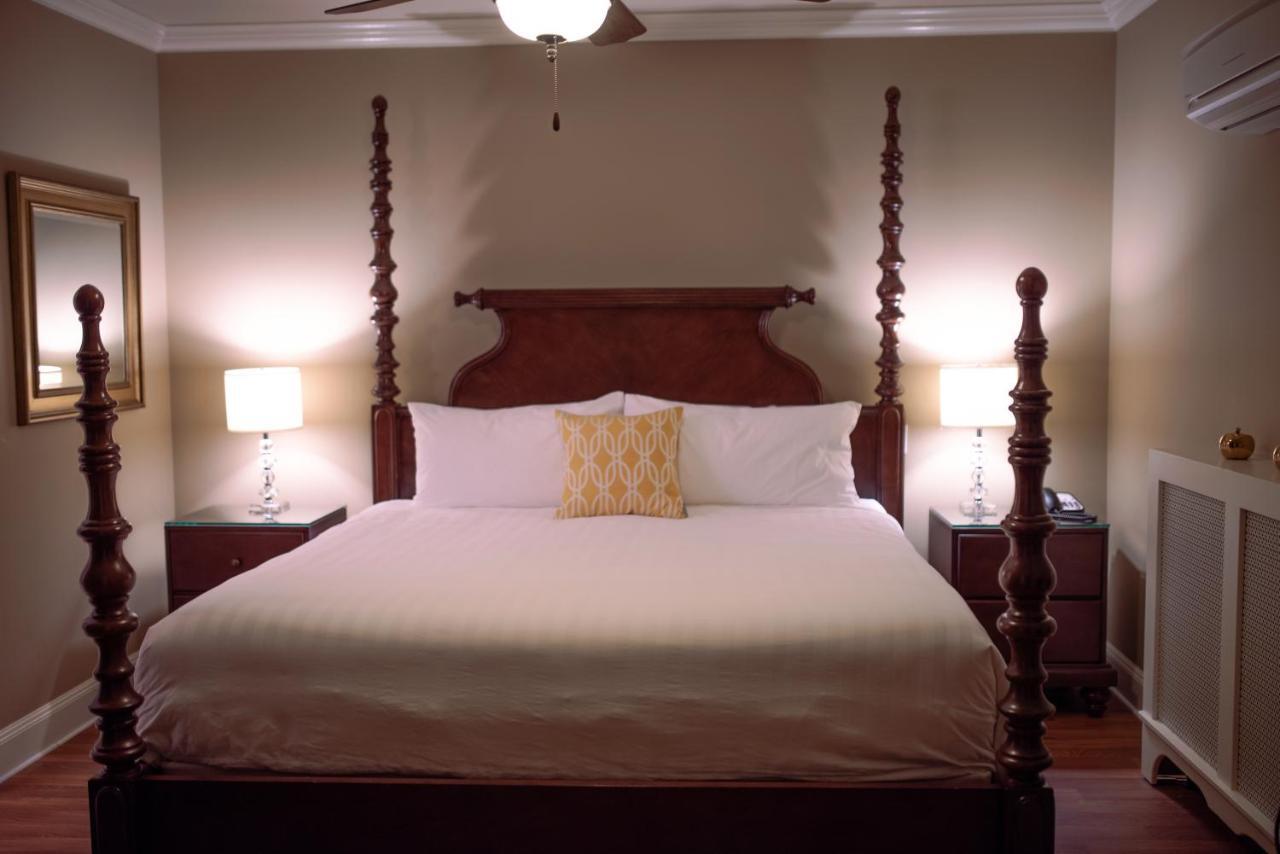 Crown Mansion Boutique Hotel & Villas Qualicum Beach Exterior photo