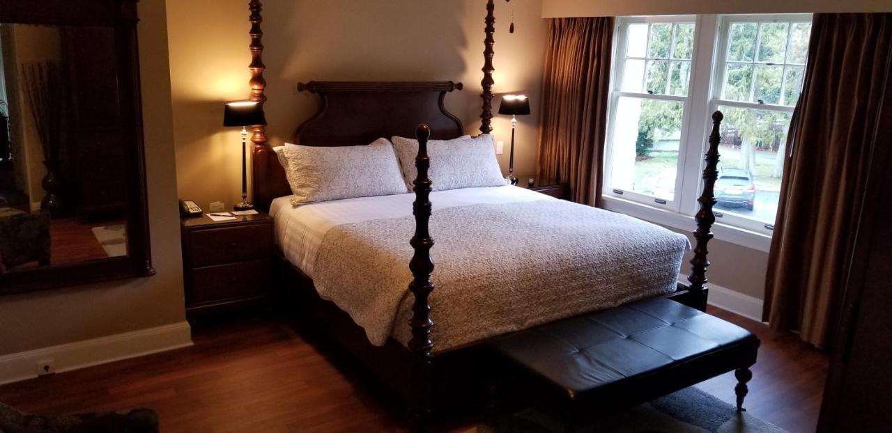 Crown Mansion Boutique Hotel & Villas Qualicum Beach Exterior photo